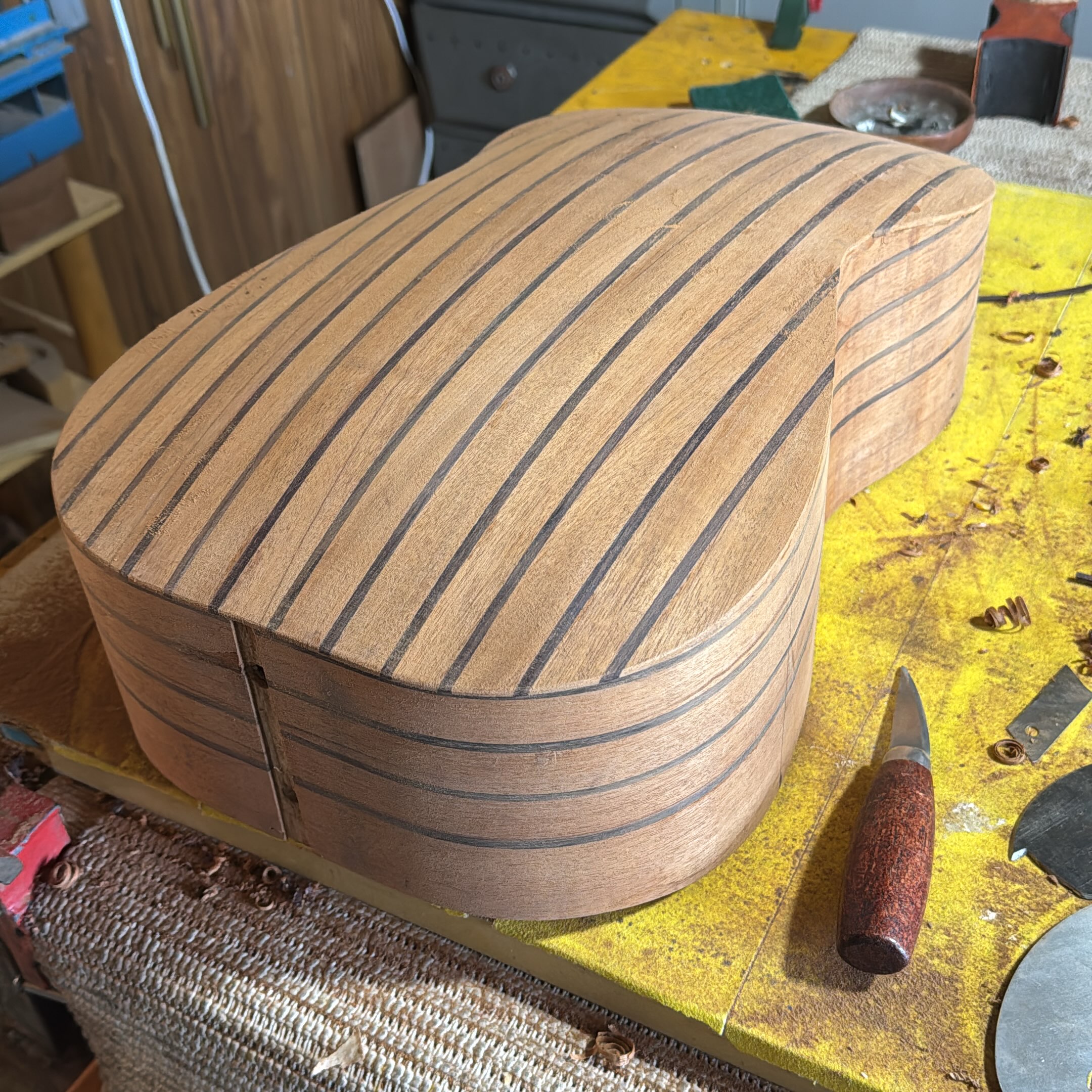 Work in progress – Chitarra battente a fondo bombato, in mogano e palissandro.

#LiuteriaScordamaglia #ChitarraBattente #Liuteria #Luthier #HandmadeGuitar GuitarMaking ArtigianatoItaliano Mogano Palissandro WorkInProgress DogalStrings