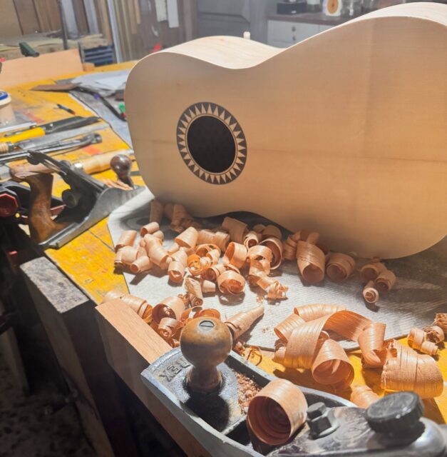 Manico in cedrella in lavorazione.

#LiuteriaScordamaglia #ChitarraBattente #Liuteria #Artigianato #Handmade